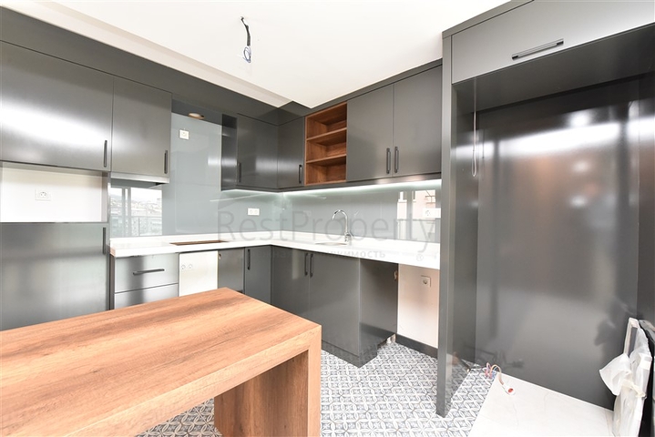 اطلالة مفتوحة - دوبلكس 3 غرف وصالة - في مركز الانيا 