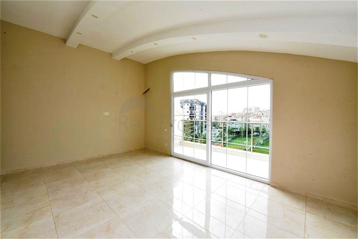 اطلالة مفتوحة - دوبلكس 3 غرف وصالة - في مركز الانيا 