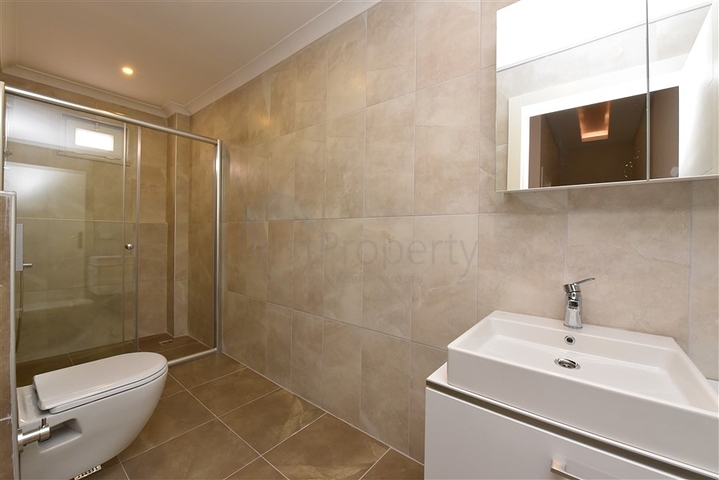 اطلالة مفتوحة - دوبلكس 3 غرف وصالة - في مركز الانيا 