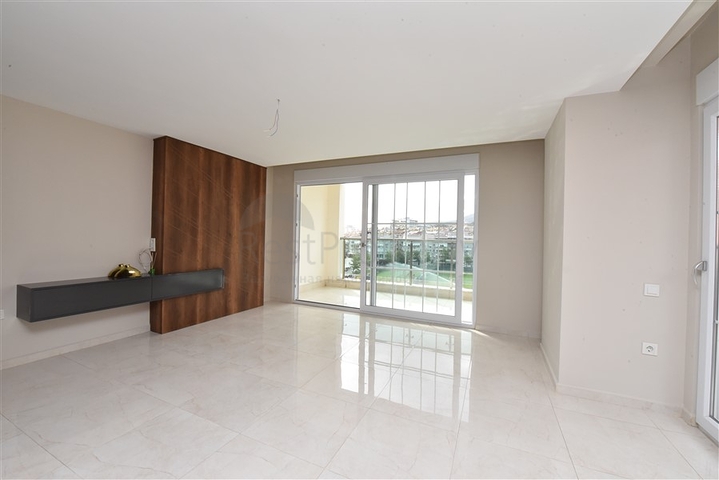 اطلالة مفتوحة - دوبلكس 3 غرف وصالة - في مركز الانيا 