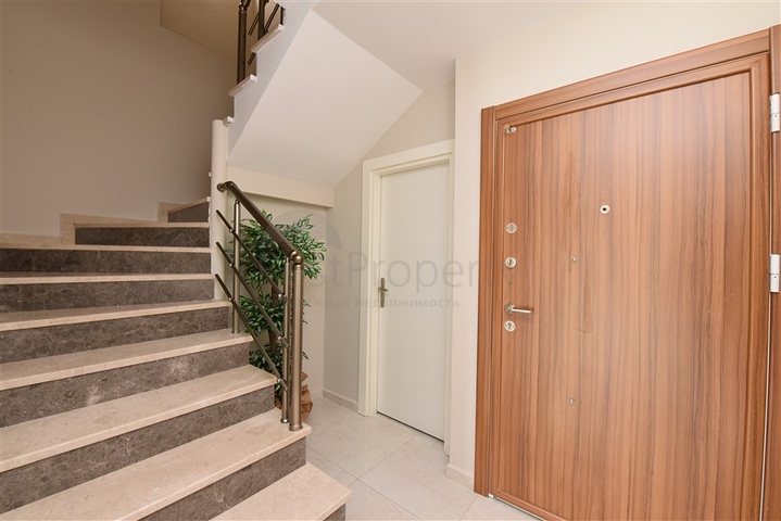 اطلالة مفتوحة - دوبلكس 3 غرف وصالة - في مركز الانيا 