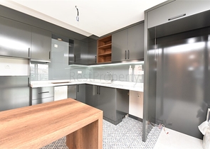 اطلالة مفتوحة - دوبلكس 3 غرف وصالة - في مركز الانيا 