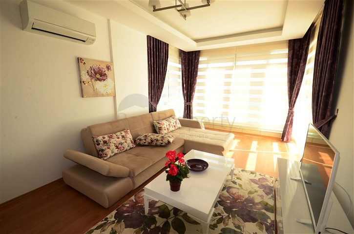 ضمن مجمع يضم كافة الخدمات - في منطقة مركزية - شقة غرفة وصالة - توسمور / الانيا 