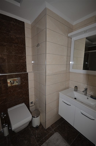 ضمن مجمع يضم كافة الخدمات - في منطقة مركزية - شقة غرفة وصالة - توسمور / الانيا 