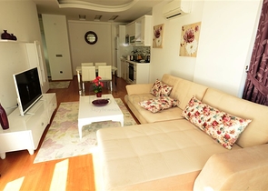 ضمن مجمع يضم كافة الخدمات - في منطقة مركزية - شقة غرفة وصالة - توسمور / الانيا 