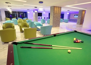 ضمن مجمع يضم كافة الخدمات - في منطقة مركزية - شقة غرفة وصالة - توسمور / الانيا 