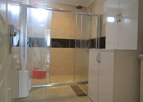 شقة عائلية - قريبة من البحر والاسواق - غرفتين وصالة -مع الاثاث -في مهموتلار / الانيا 