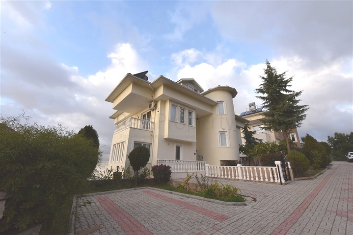 فيلا ضخمة - 7غرف نوم - مساحة 600 م - في كارجي جاك / الانيا 