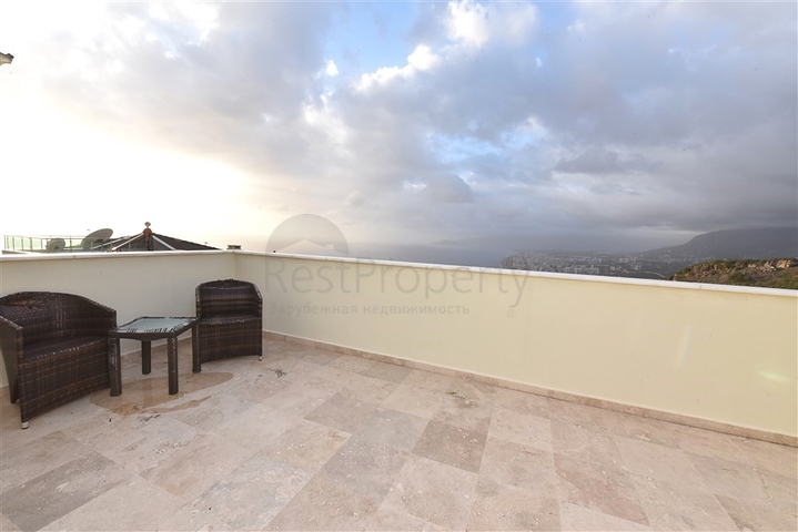 فيلا ضخمة - 7غرف نوم - مساحة 600 م - في كارجي جاك / الانيا 