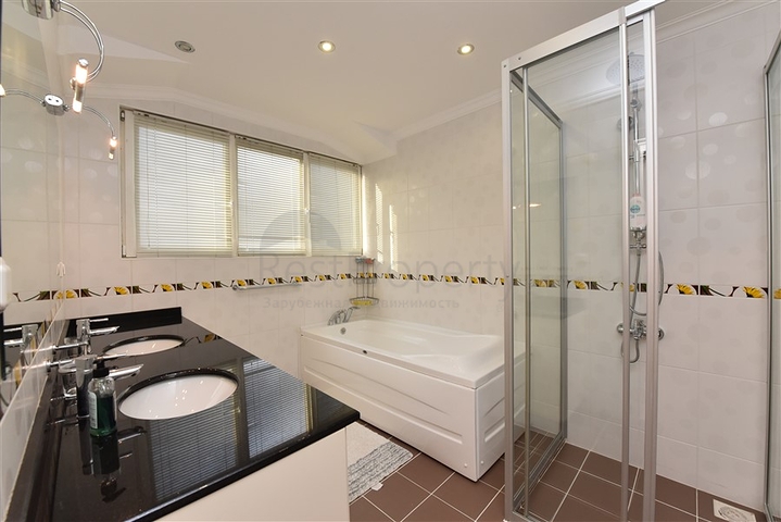 فيلا ضخمة - 7غرف نوم - مساحة 600 م - في كارجي جاك / الانيا 