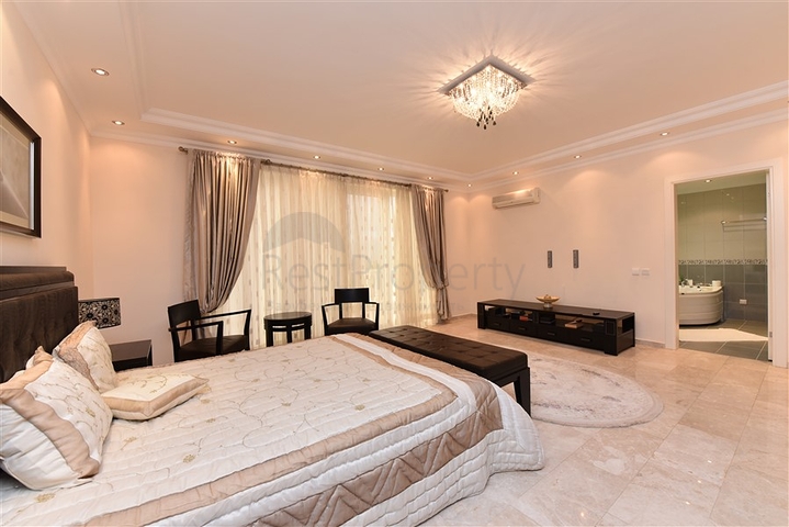 فيلا ضخمة - 7غرف نوم - مساحة 600 م - في كارجي جاك / الانيا 