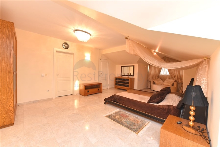 فيلا ضخمة - 7غرف نوم - مساحة 600 م - في كارجي جاك / الانيا 