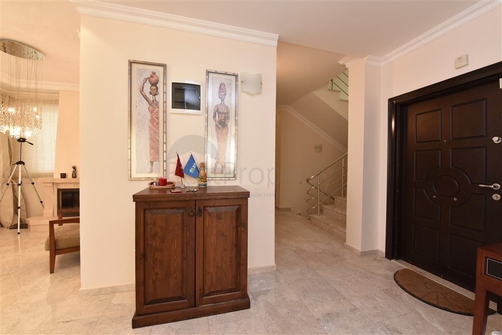 فيلا ضخمة - 7غرف نوم - مساحة 600 م - في كارجي جاك / الانيا 