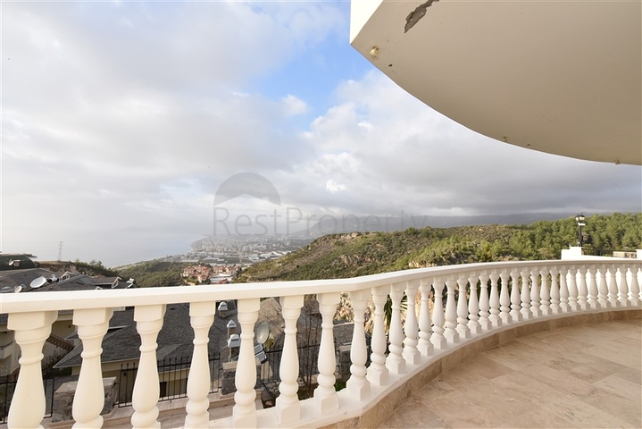 فيلا ضخمة - 7غرف نوم - مساحة 600 م - في كارجي جاك / الانيا 