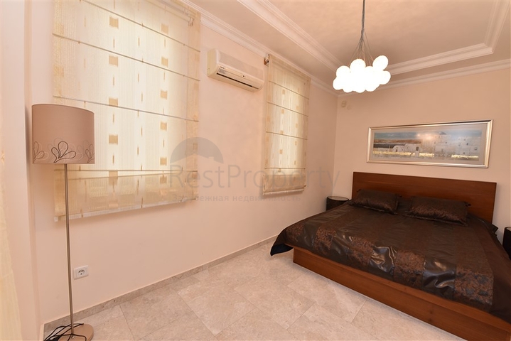 فيلا ضخمة - 7غرف نوم - مساحة 600 م - في كارجي جاك / الانيا 