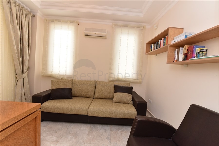 فيلا ضخمة - 7غرف نوم - مساحة 600 م - في كارجي جاك / الانيا 