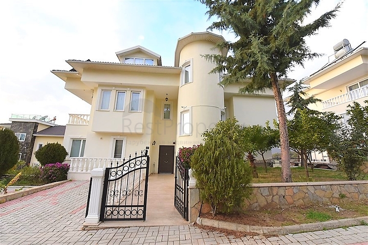 فيلا ضخمة - 7غرف نوم - مساحة 600 م - في كارجي جاك / الانيا 