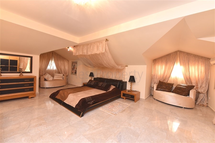 فيلا ضخمة - 7غرف نوم - مساحة 600 م - في كارجي جاك / الانيا 