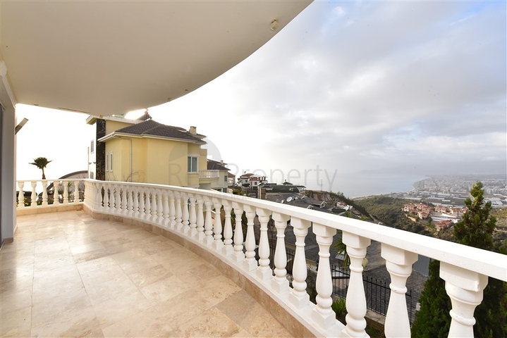 فيلا ضخمة - 7غرف نوم - مساحة 600 م - في كارجي جاك / الانيا 