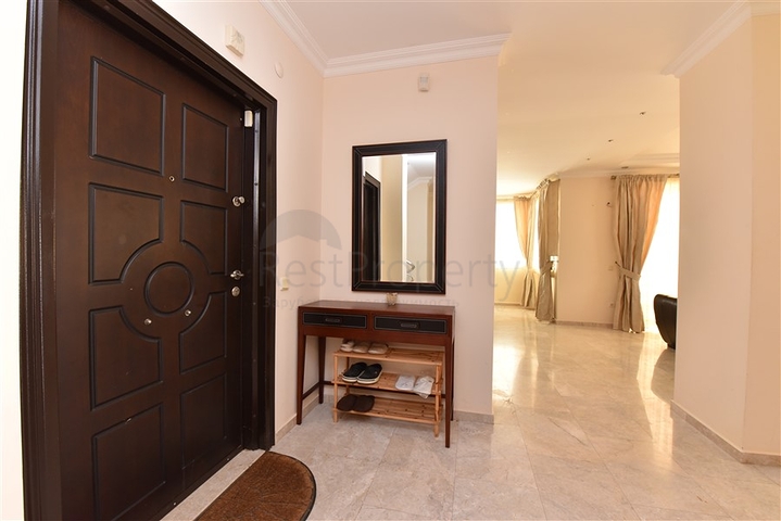 فيلا ضخمة - 7غرف نوم - مساحة 600 م - في كارجي جاك / الانيا 