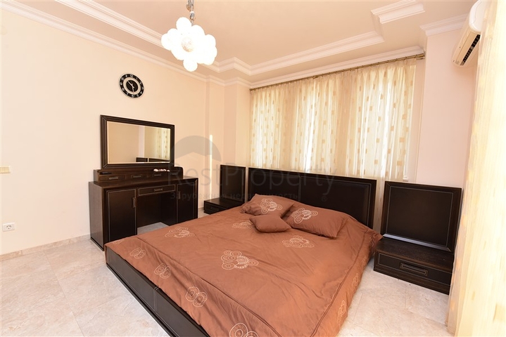 فيلا ضخمة - 7غرف نوم - مساحة 600 م - في كارجي جاك / الانيا 