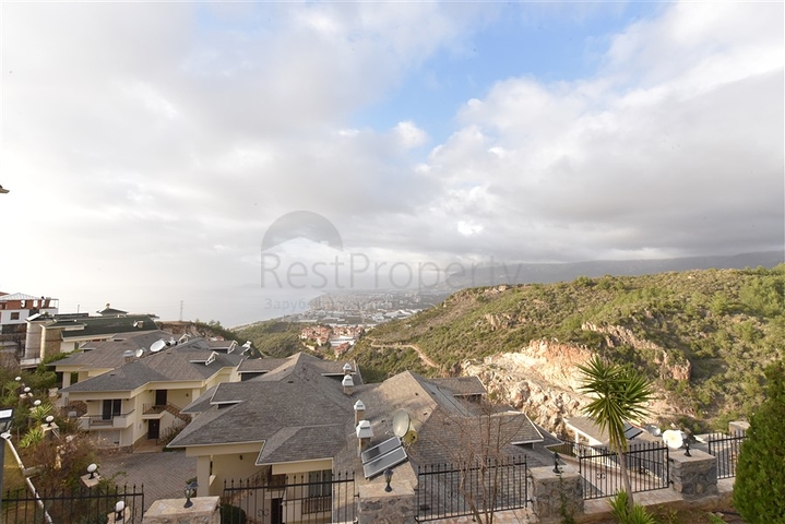 فيلا ضخمة - 7غرف نوم - مساحة 600 م - في كارجي جاك / الانيا 