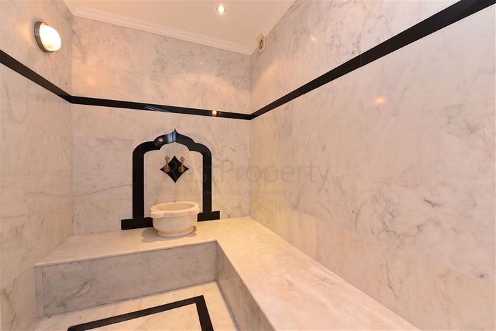 فيلا ضخمة - 7غرف نوم - مساحة 600 م - في كارجي جاك / الانيا 