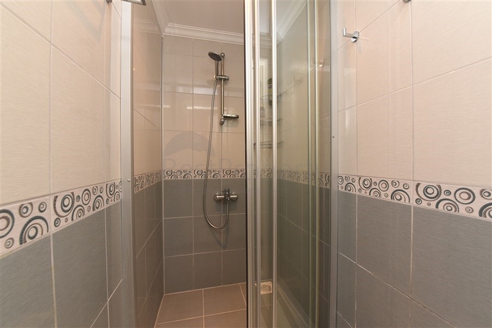 فيلا ضخمة - 7غرف نوم - مساحة 600 م - في كارجي جاك / الانيا 