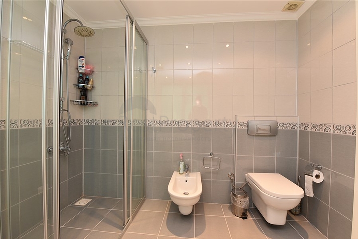 فيلا ضخمة - 7غرف نوم - مساحة 600 م - في كارجي جاك / الانيا 