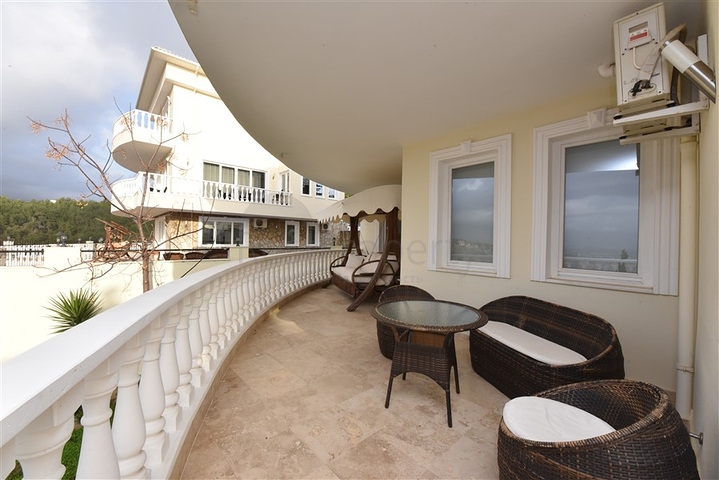 فيلا ضخمة - 7غرف نوم - مساحة 600 م - في كارجي جاك / الانيا 