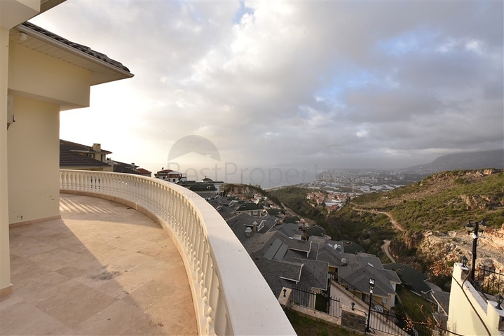 فيلا ضخمة - 7غرف نوم - مساحة 600 م - في كارجي جاك / الانيا 