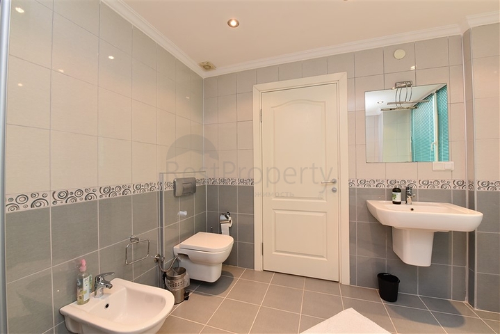 فيلا ضخمة - 7غرف نوم - مساحة 600 م - في كارجي جاك / الانيا 