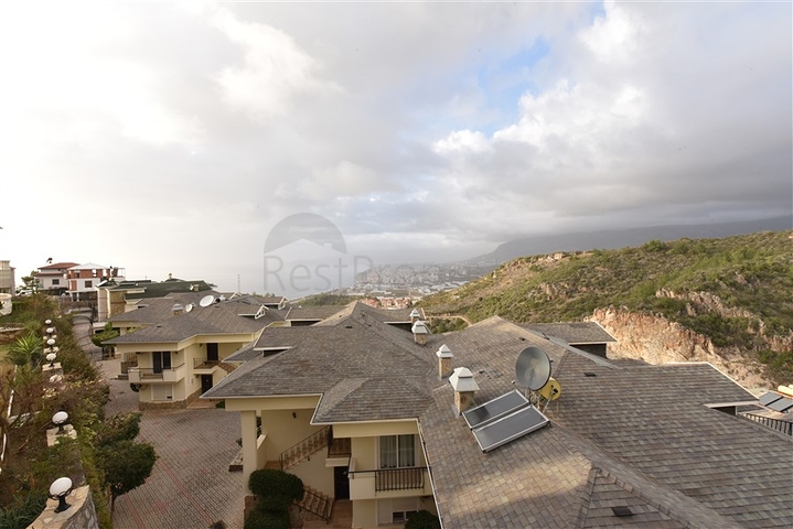 فيلا ضخمة - 7غرف نوم - مساحة 600 م - في كارجي جاك / الانيا 