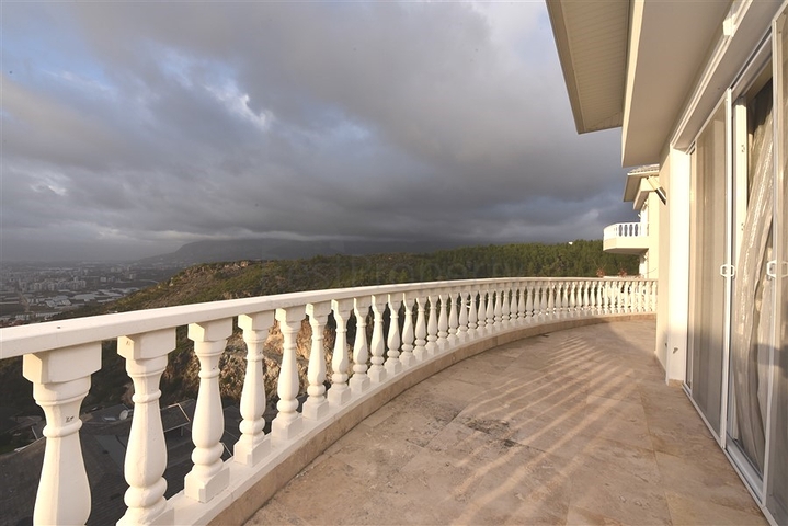 فيلا ضخمة - 7غرف نوم - مساحة 600 م - في كارجي جاك / الانيا 