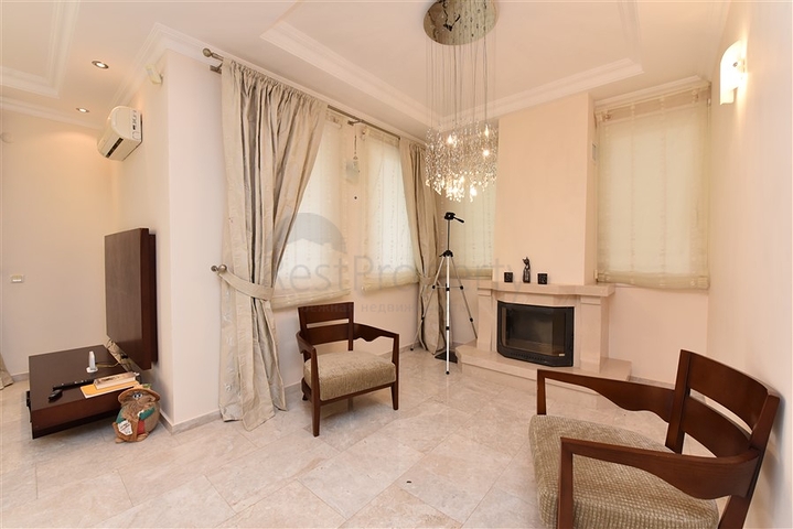 فيلا ضخمة - 7غرف نوم - مساحة 600 م - في كارجي جاك / الانيا 