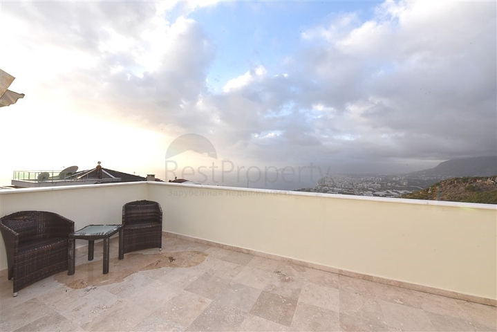 فيلا ضخمة - 7غرف نوم - مساحة 600 م - في كارجي جاك / الانيا 