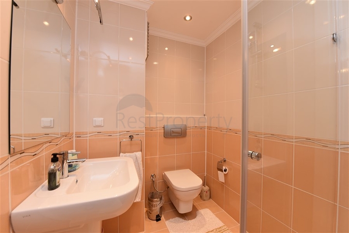 فيلا ضخمة - 7غرف نوم - مساحة 600 م - في كارجي جاك / الانيا 