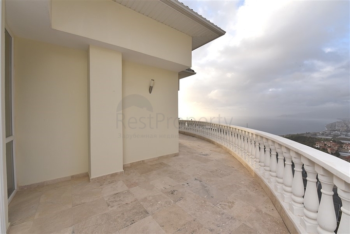 فيلا ضخمة - 7غرف نوم - مساحة 600 م - في كارجي جاك / الانيا 