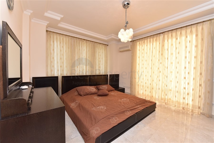 فيلا ضخمة - 7غرف نوم - مساحة 600 م - في كارجي جاك / الانيا 