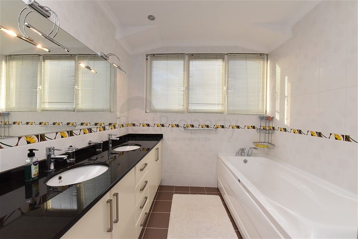 فيلا ضخمة - 7غرف نوم - مساحة 600 م - في كارجي جاك / الانيا 