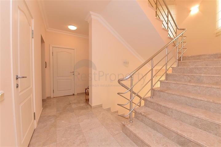 فيلا ضخمة - 7غرف نوم - مساحة 600 م - في كارجي جاك / الانيا 