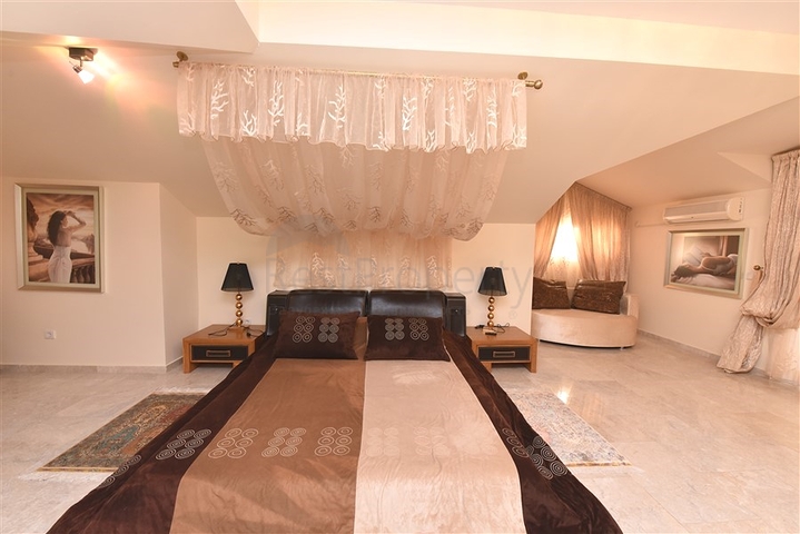 فيلا ضخمة - 7غرف نوم - مساحة 600 م - في كارجي جاك / الانيا 