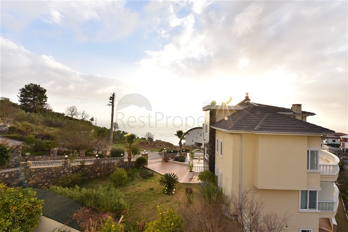 فيلا ضخمة - 7غرف نوم - مساحة 600 م - في كارجي جاك / الانيا 