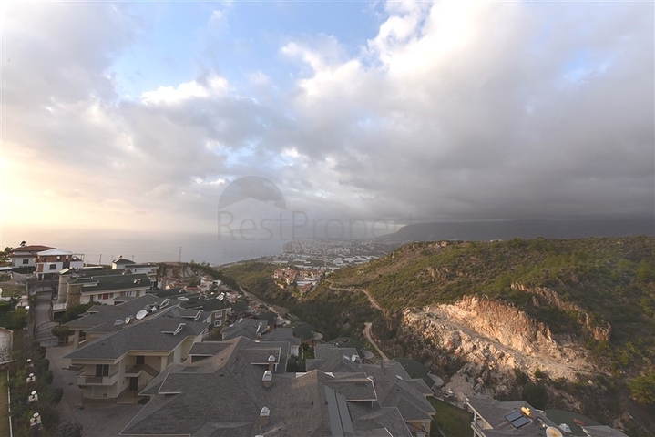 فيلا ضخمة - 7غرف نوم - مساحة 600 م - في كارجي جاك / الانيا 