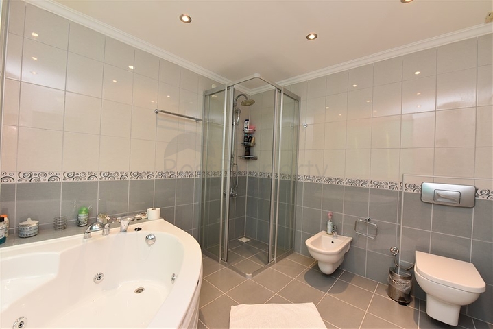 فيلا ضخمة - 7غرف نوم - مساحة 600 م - في كارجي جاك / الانيا 