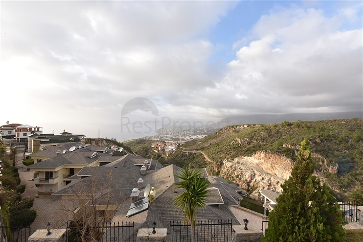 فيلا ضخمة - 7غرف نوم - مساحة 600 م - في كارجي جاك / الانيا 