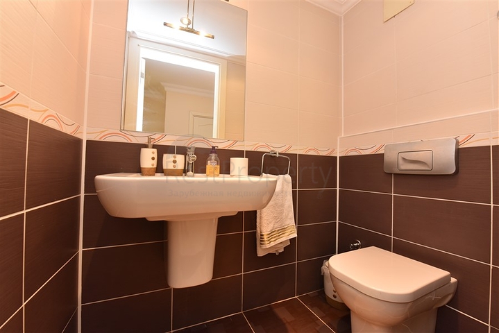 فيلا ضخمة - 7غرف نوم - مساحة 600 م - في كارجي جاك / الانيا 