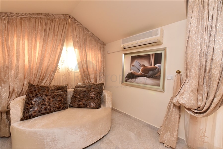 فيلا ضخمة - 7غرف نوم - مساحة 600 م - في كارجي جاك / الانيا 