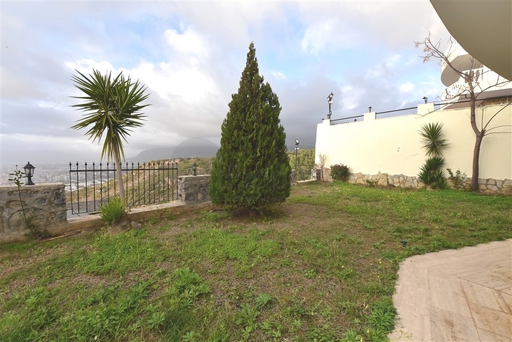 فيلا ضخمة - 7غرف نوم - مساحة 600 م - في كارجي جاك / الانيا 