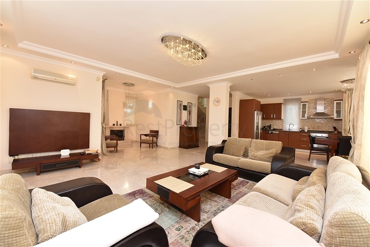 فيلا ضخمة - 7غرف نوم - مساحة 600 م - في كارجي جاك / الانيا 